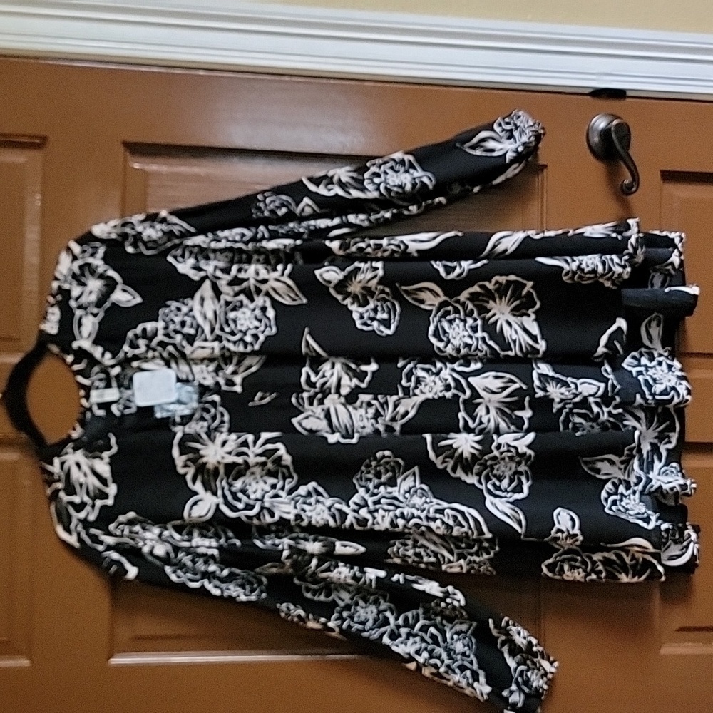 Free People-blk/iv/tan long sleeved print top with band around neck. S/M. NWT.